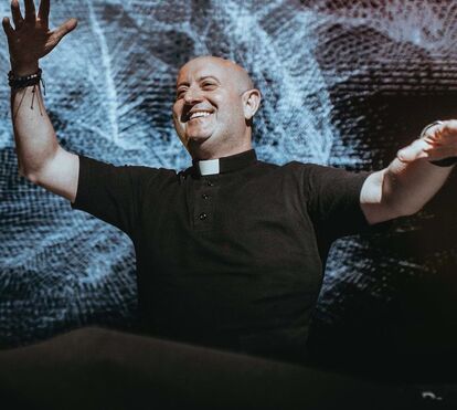 Nasceu uma estrela! DJ Padre Guilherme virou loucura na Jornada Mundial da Juventude e já não há quem pare a sua batida techno