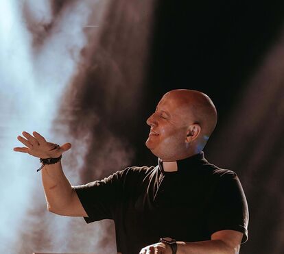'God is a DJ'? Aí está o DJ Padre Guilherme a mostrar quem manda