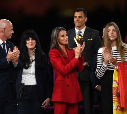 Letizia e a infanta Sofia ajudaram à festa na celebração de Espanha campeã do Mundo, em futebol feminino