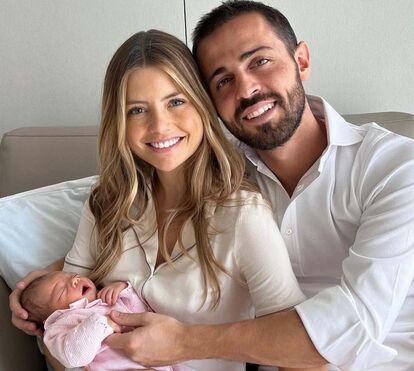 As primeiras imagens de Bernardo Silva e Inês Degener Tomaz com a filha recém-nascida
