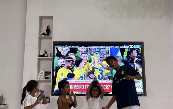 Filhos de Ronaldo assistem ao jogo do Al-Nassr pela CMTV 