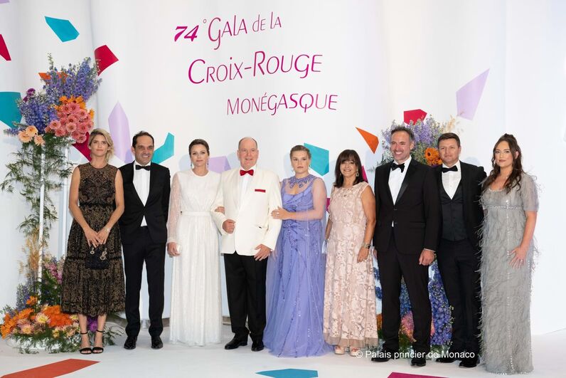 Charlene, Alberto e Camille no baile da Cruz Vermelha