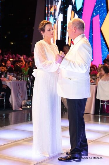 Charlene e Alberto no baile da Cruz Vermelha