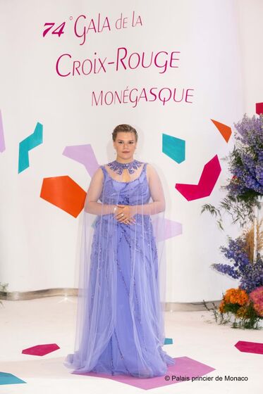 Camille no baile da Cruz Vermelha