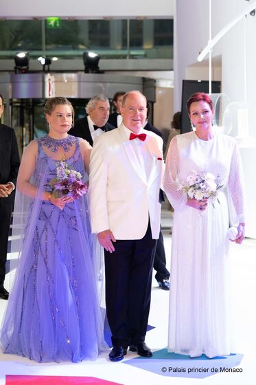 Charlene, Alberto e Camille no baile da Cruz Vermelha