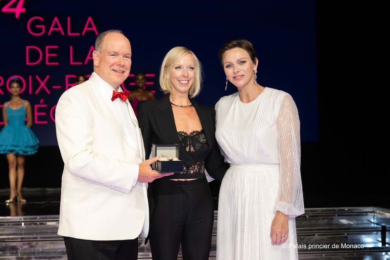 Charlene e Alberto no baile da Cruz Vermelha