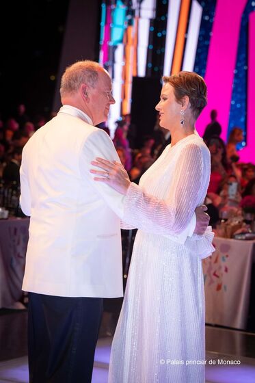 Charlene e Alberto no baile da Cruz Vermelha
