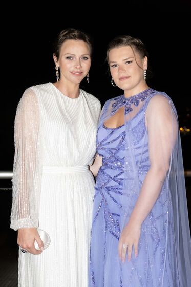 Charlene e Camille no baile da Cruz Vermelha