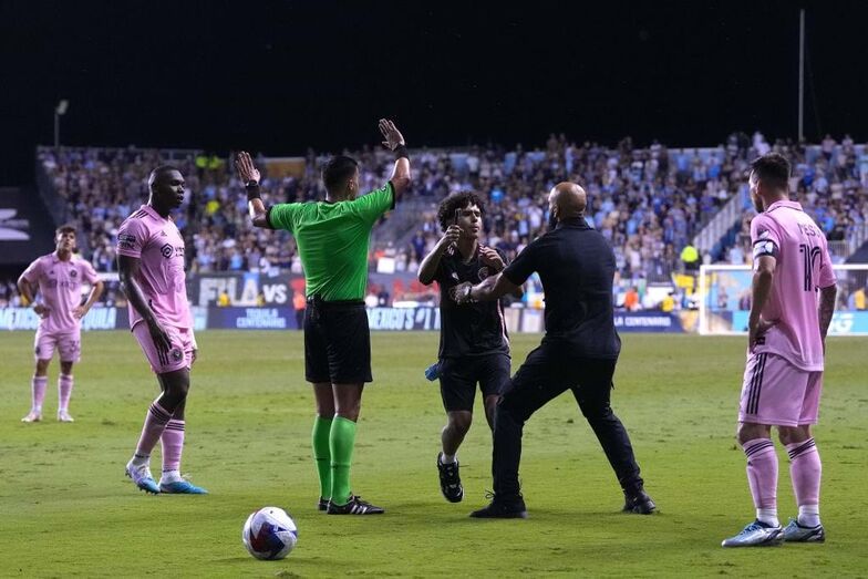 Yassine Cheuko, Lionel Messi
