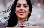 Georgina Rodríguez emocionada com Bella Esmeralda a ser mimada pelos irmãos