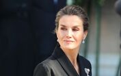 Dois beijos? Nem pensar! Letizia proíbe aproximações e manifestações de afeto… até com as filhas