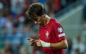 Jovem faz aposta com talento de João Félix... perde e cumpre. O momento é caricato