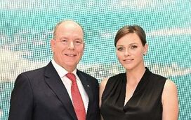 Pausa na crise? Príncipe Alberto e princesa Charlene surgem sorridentes em evento