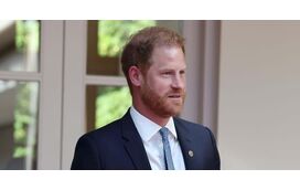 Príncipe Harry está no Reino Unido sem Meghan Markle, sem família e sem casa