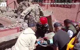 Socorristas abraçam-se após resgatar sobrevivente dos escombros em Marrocos