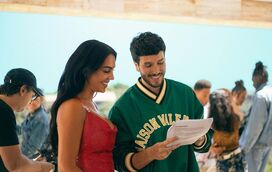 Cada vez mais independente de Ronaldo, Georgina Rodríguez é a estrela de novo videoclipe de músico colombiano