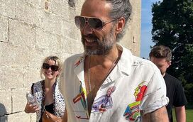 Russell Brand acusado por quatro mulheres de agressão sexual, uma delas seria menor