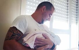 Pedro Pé-Curto derretido com fofura da sua bebé