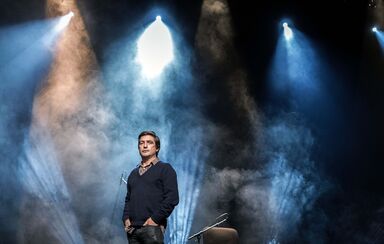 Silêncio que se vai cantar o fado....em Alfama. Há concertos nas igrejas, guitarradas à janela e fadistas ao virar de 'cada' esquina.