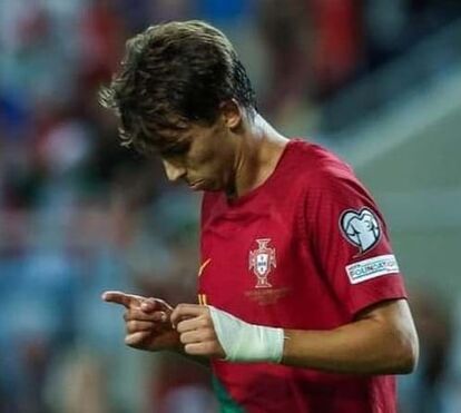 Jovem faz aposta com talento de João Félix... perde e cumpre. O momento é caricato