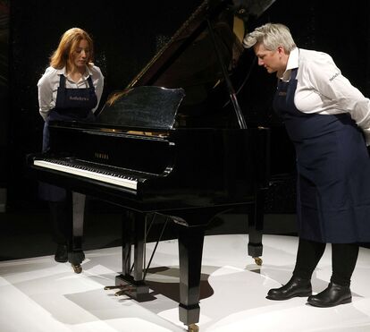 Só o piano de Freddie Mercury foi comprado por 2 milhões. Leilão de objectos do vocalista dos Queen rende14 milhões