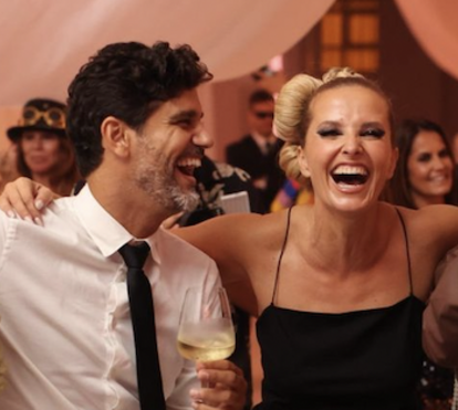 Mãozinha marota. Cristina Ferreira abraça-se a Bruno Cabrerizo durante festa de aniversário