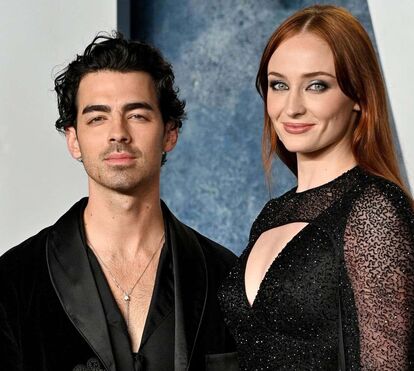 Sophie Turner ainda não está divorciada de Joe Jonas e já foi apanhada aos beijos com outro