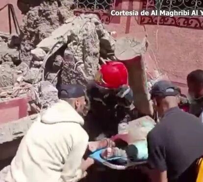 Socorristas abraçam-se após resgatar sobrevivente dos escombros em Marrocos