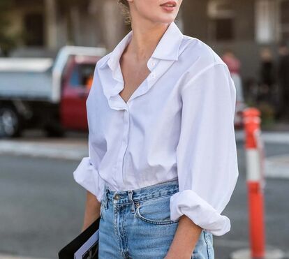As camisas soltas que são tendência e que não vai conseguir parar de usar com os seus jeans neste início de outono