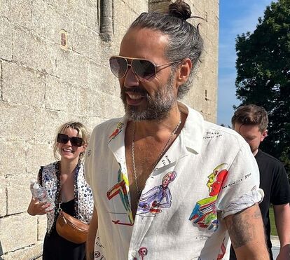 Russell Brand acusado por quatro mulheres de agressão sexual, uma delas seria menor