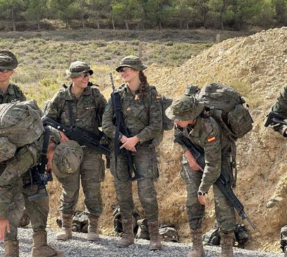 A princesa Leonor manuseia armas e cumpre exercícios aquáticos em imagens reveladas dos primeiros tempos na Academia Militar