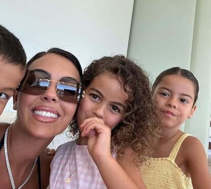 A paixão do futebol! Gio mostra filhos no campo do Al-Nassr