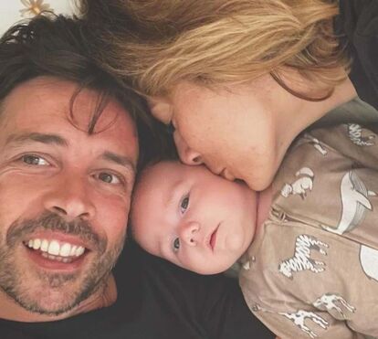 Alerta fofura! Filha de Marta Melro e Paulo Vintém parece um 'boneco' a andar na praia