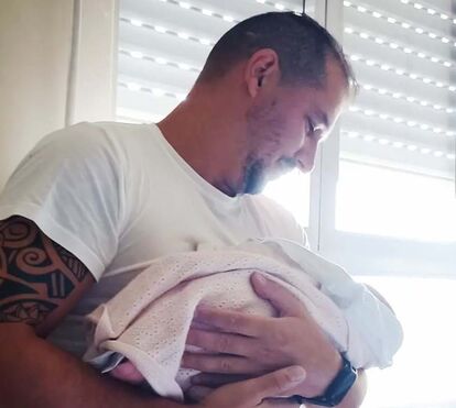 Pedro Pé-Curto derretido com fofura da sua bebé