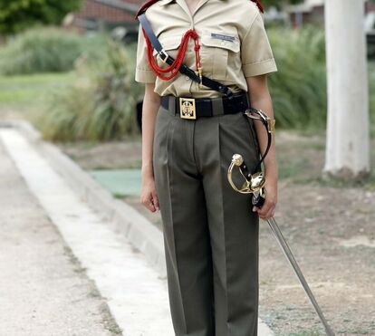 Reveladas imagens da cerimónia reservada em que a princesa Leonor de Espanha recebe sabre e boina militar