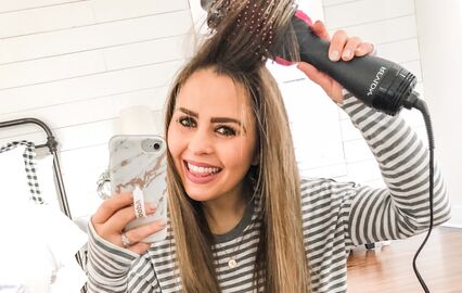 Conheça a escova bestseller que seca o cabelo molhado e o alisa ao mesmo tempo, deixando-o com o acabamento perfeito