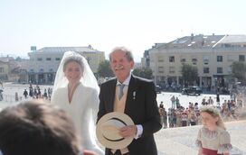 Linda vai a noiva! As melhores imagens da infanta Maria Francisca de Bragança à chegada à igreja