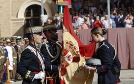 Princesa Leonor jura bandeira perante olhar babado do rei de Espanha