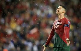 Cristiano Ronaldo foi abalroado durante invasão de campo no jogo da seleção nacional