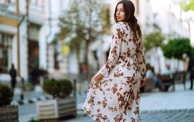 Dez vestidos de outono que alongam a silhueta e pode usar com botins ou ténis favoritos