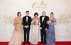 Nem se deu pela falta de Charlene! Alberto rodeia-se da família para noite de luxo e glamour