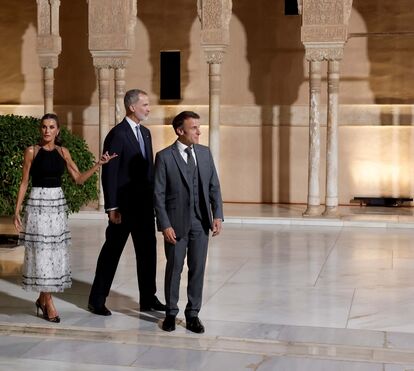 Apanhada em biquíni, rainha Letizia faz de tudo para proteger as filhas
