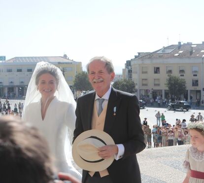 Linda vai a noiva! As melhores imagens da infanta Maria Francisca de Bragança à chegada à igreja