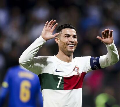 Cristiano Ronaldo foi abalroado durante invasão de campo no jogo da seleção nacional