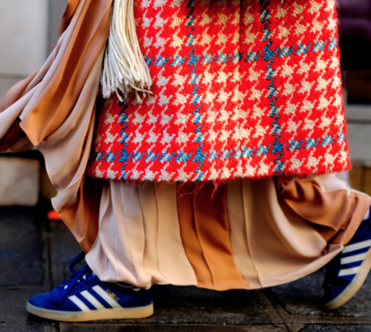 Os ténis brancos já eram! Neste outono, prepare-se para calçar modelos coloridos que vão dar alegria aos seus looks