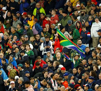 Charlene radiante ao lado do príncipe Alberto no estádio a celebrar a vitória de África do Sul frente a Inglaterra