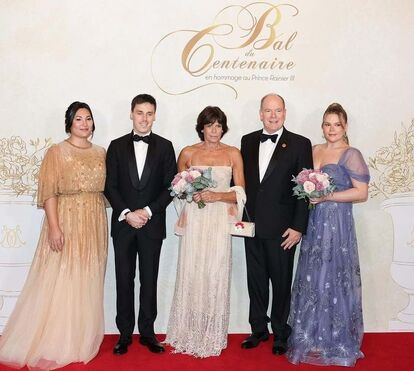 Nem se deu pela falta de Charlene! Alberto rodeia-se da família para noite de luxo e glamour
