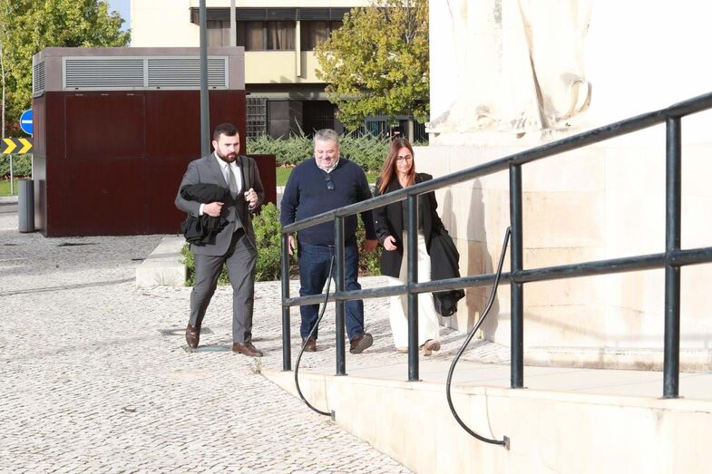 Paulo Neves à chegada ao julgamento da morte de Sara Carreira