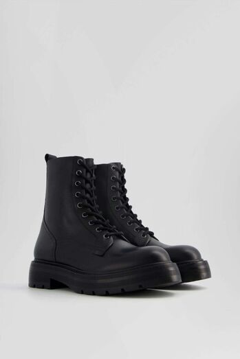 Botas e botins fora de moda 