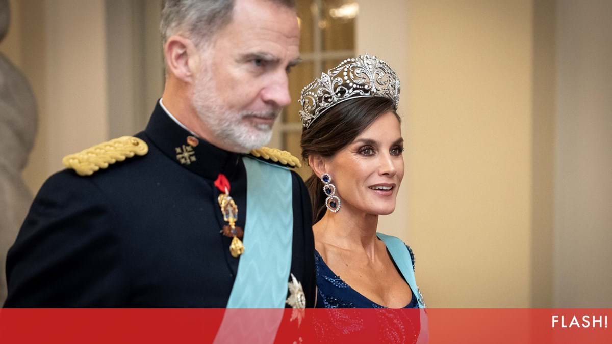 Fantasía, turbante y sonrisa.  Los Reyes de España fueron recibidos con pompa y circunstancia por la Reina de Dinamarca — el mundo